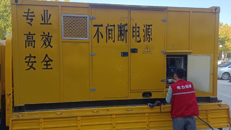新源柴油发电机组和UPS电源配合使用时，如何避免切换过程中的电力中断？